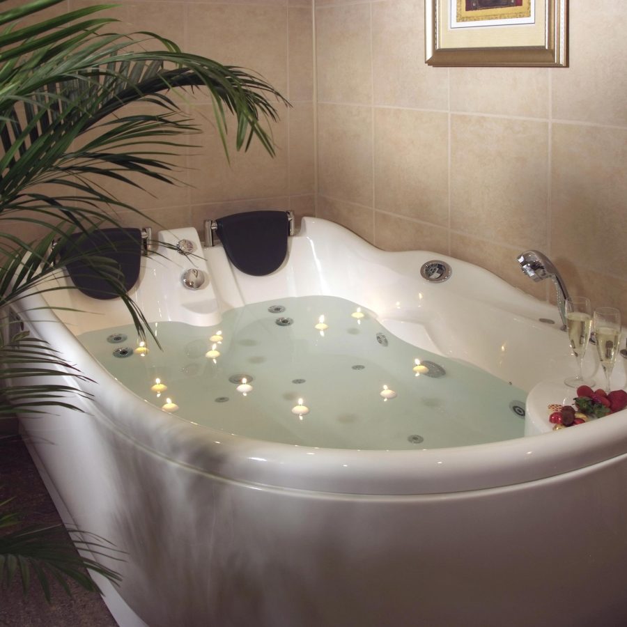 The Jacuzzi Bath in a Romantic Jacuzzi Room at the Durrant House Hotel
